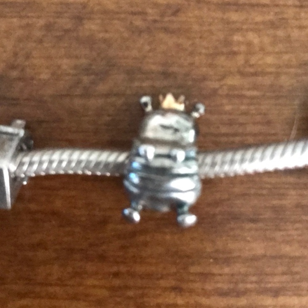 Pandora queen bee charm